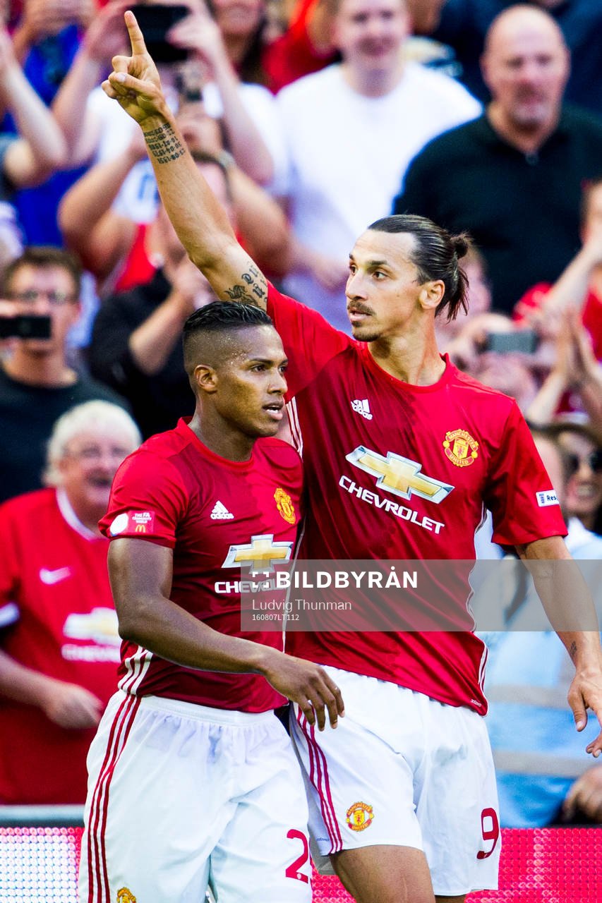 Manchester Uniteds Zlatan Ibrahimovic jublar med Antonio