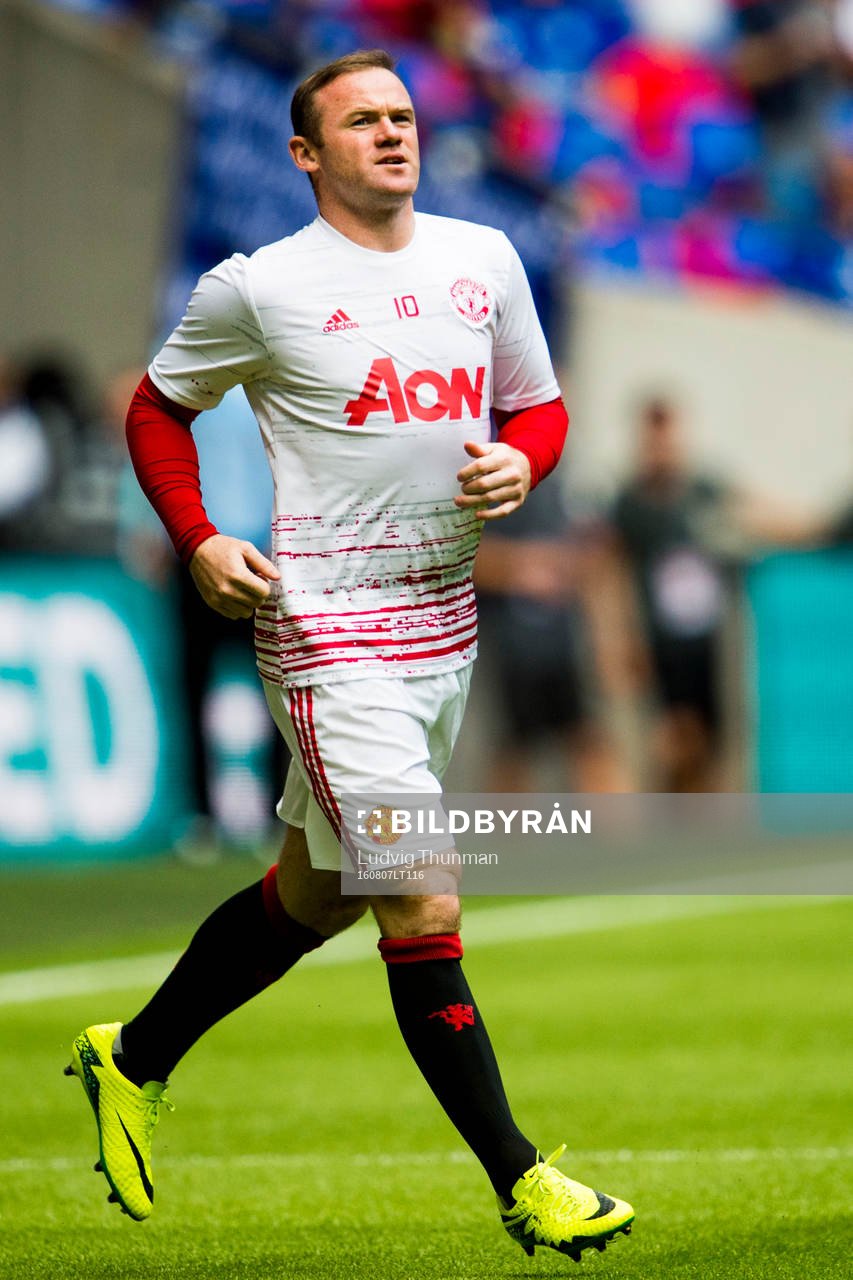 Manchester Uniteds Wayne Rooney kommer ut till uppvärmning