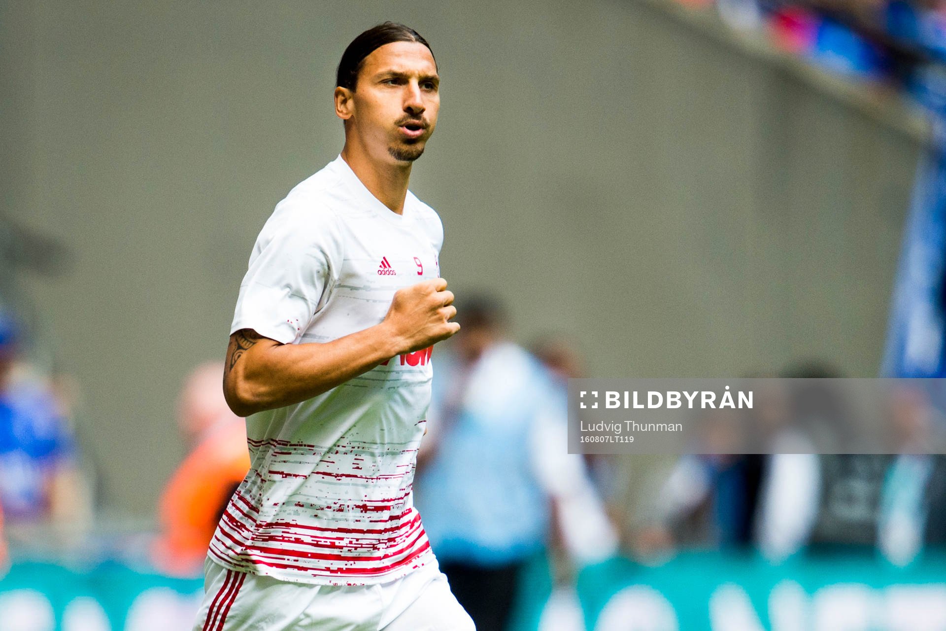 Manchester Uniteds Zlatan Ibrahimovic kommer ut till