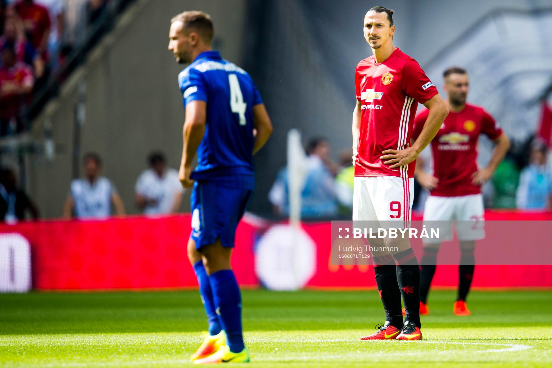 Manchester Uniteds Zlatan Ibrahimovic väntar på avspark i