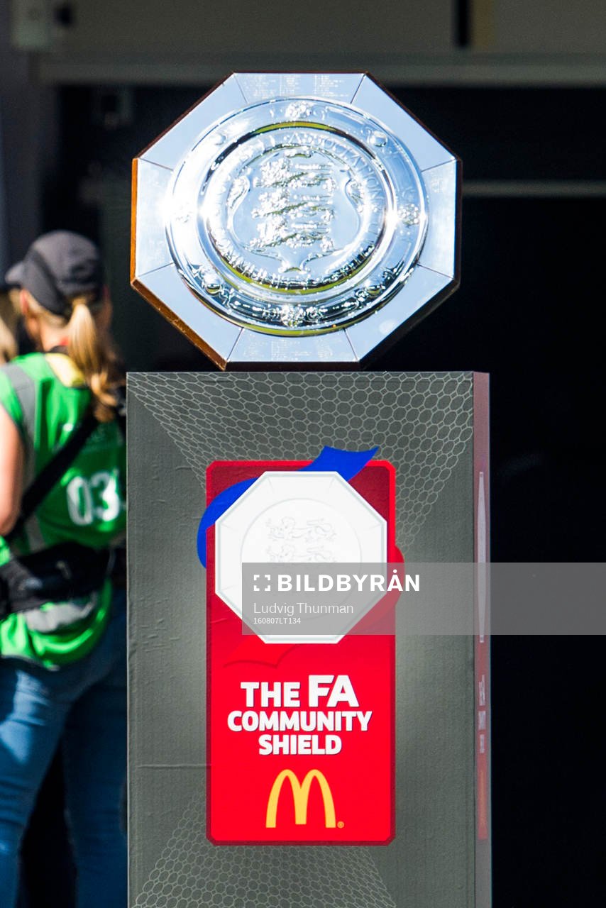 Pokalen för Community Shield före fotbollsmatchen