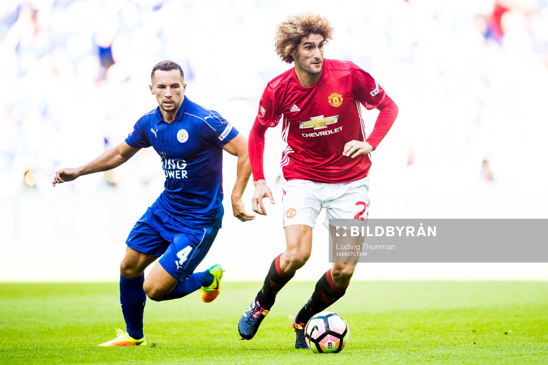 Manchester Uniteds Marouane Fellaini jagas av Leicester