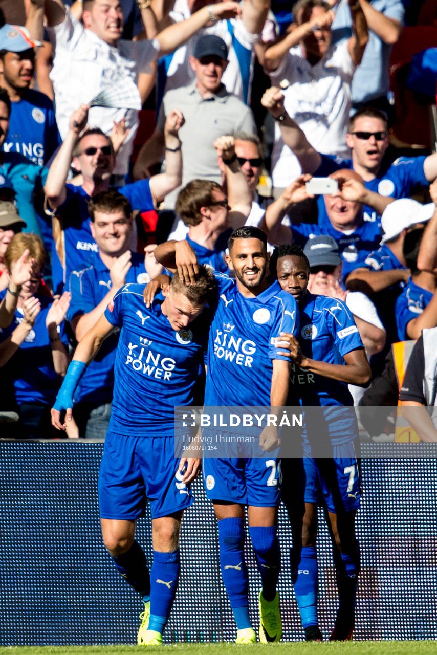 Leicester Citys Jamie Vardy kramas om av Riyad Mahrez och
