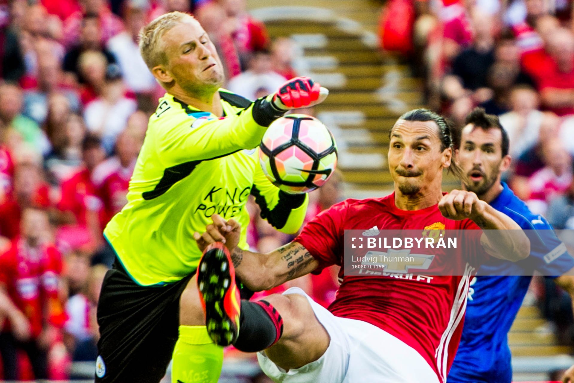 Manchester Uniteds Zlatan Ibrahimovic i kamp om bollen med