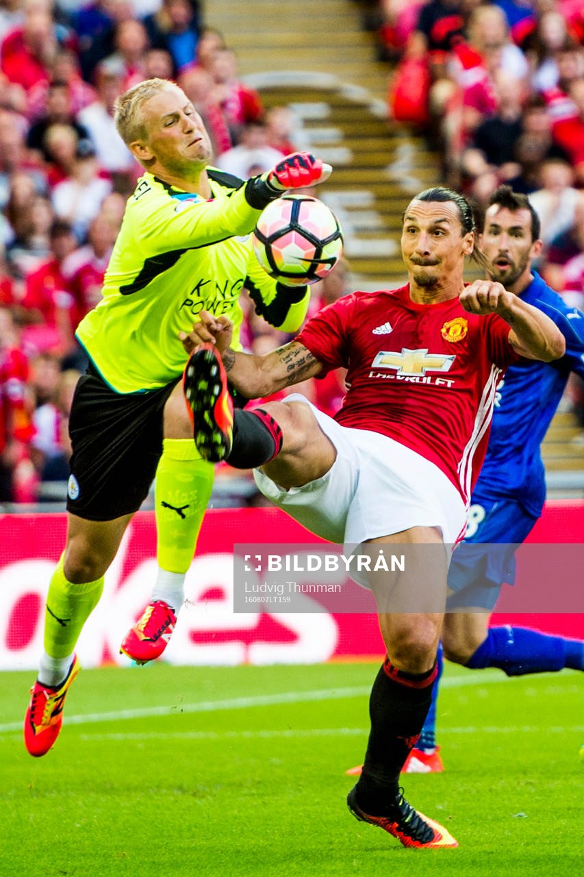 Manchester Uniteds Zlatan Ibrahimovic i kamp om bollen med