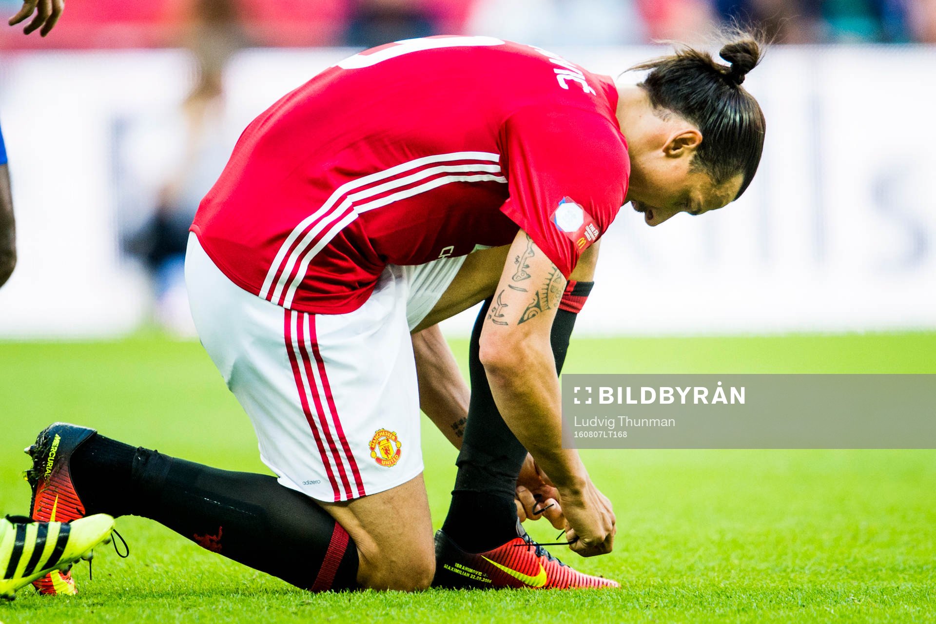 Manchester Uniteds Zlatan Ibrahimovic knyter skorna