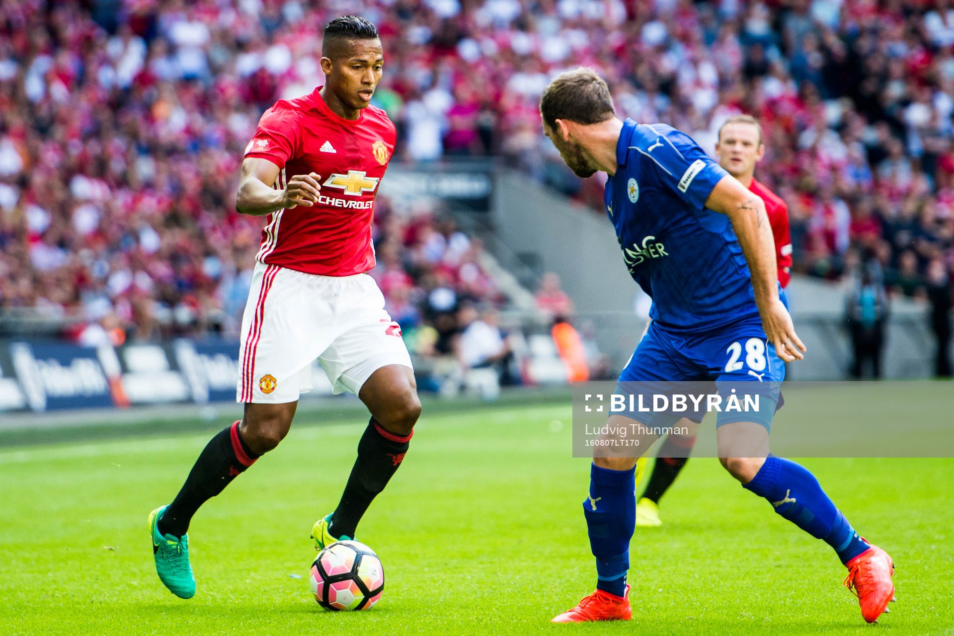 Manchester Uniteds Antonio Valencia utmanar Leicester Citys Christian Fuchs under fotbollsmatchen Community Shield mellan Leicester City och Manchester United den 7 augusti 2016 i London.