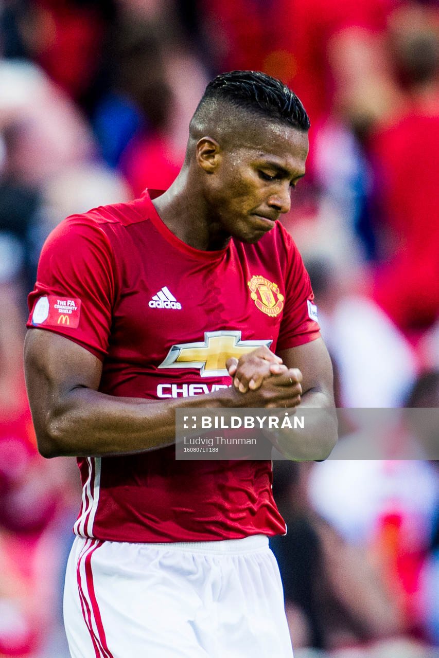 Manchester Uniteds Antonio Valencia deppar