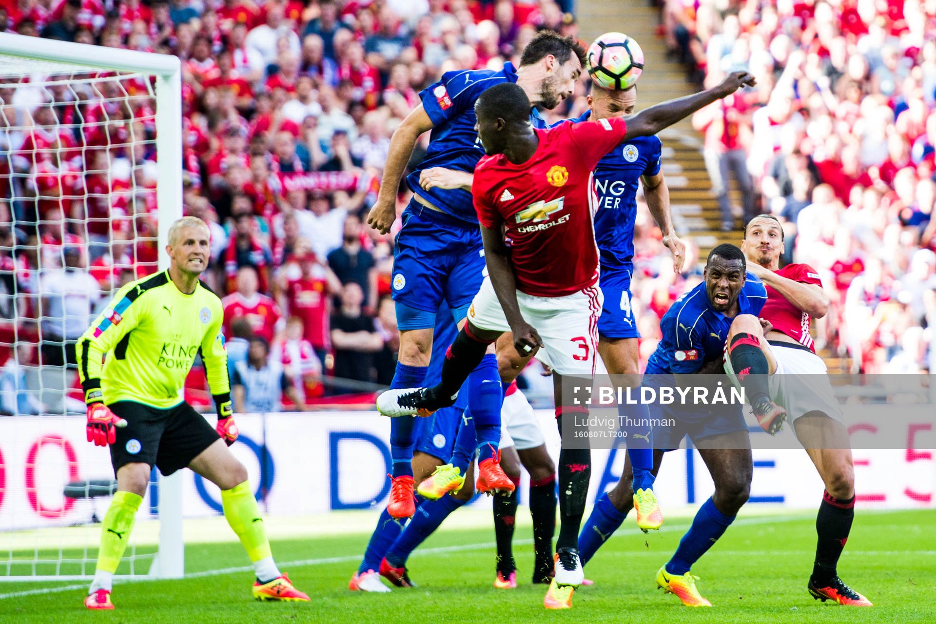 Leicester Citys Christian Fuchs och Danny Drinkwater rensar framför Manchester Uniteds Eric Bailly under fotbollsmatchen Community Shield mellan Leicester City och Manchester United den 7 augusti 2016 i London.