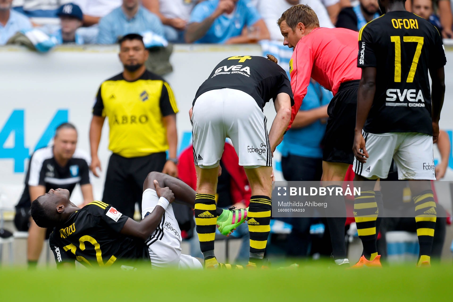 s Patrick Kpozo har ont och tvingas byta