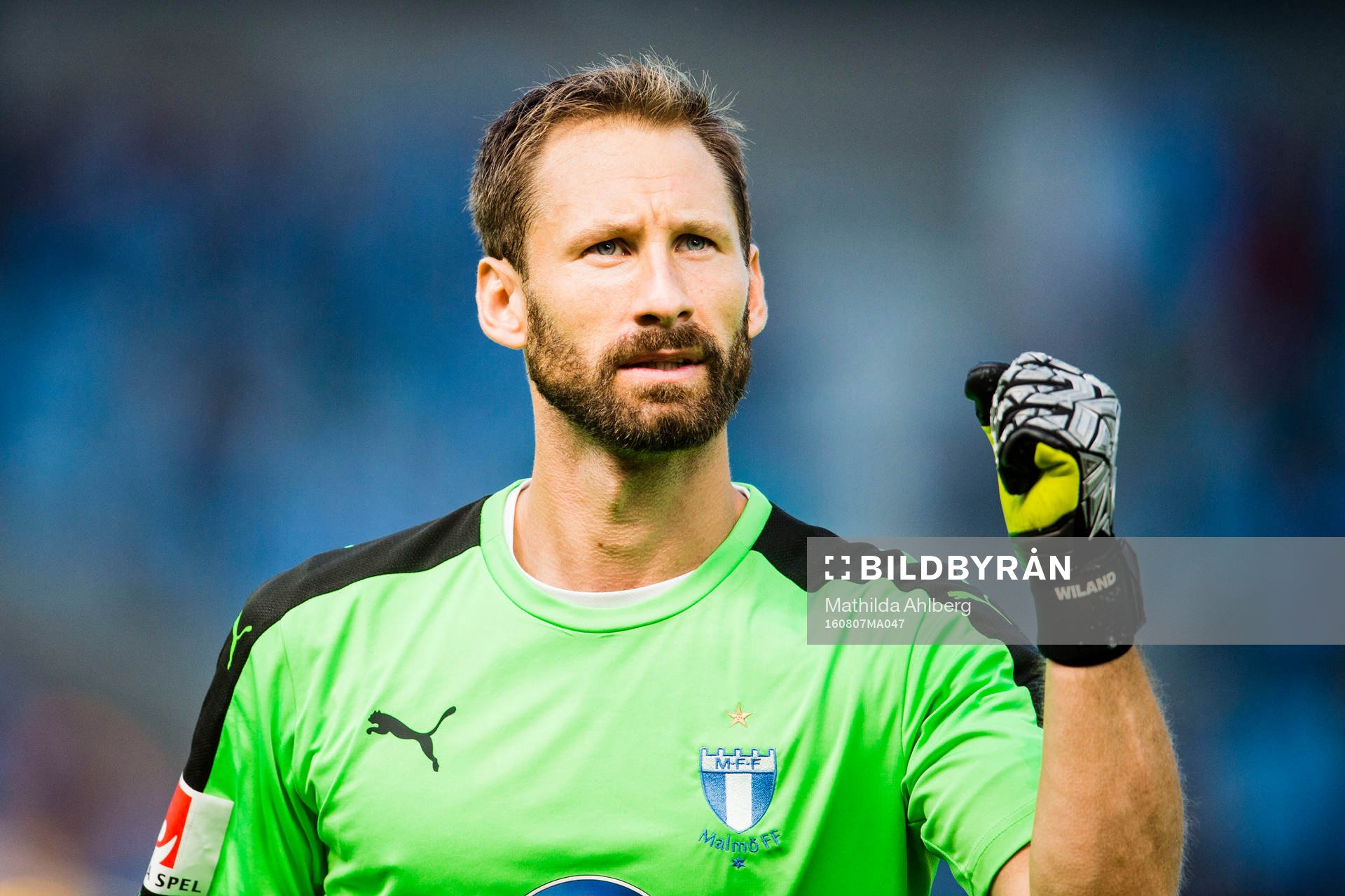 Malmö FFs målvakt Johan Wiland tackar publiken under fotbollsmatchen i Allsvenskan mellan Malmö FF och AIK den 7 augusti 2016 i Malmö.