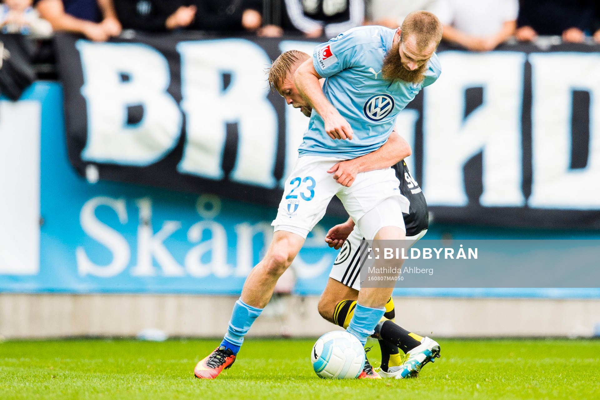 s Daniel Sundgren och Malmö FFs Jo Inge Berget i duell