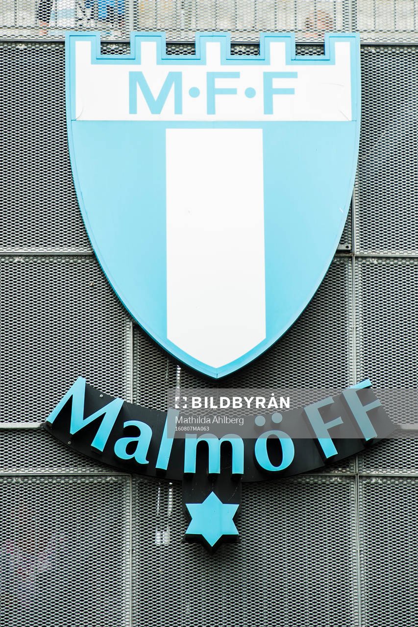 Skylt med Malmö FFs loggaunder fotbollsmatchen i