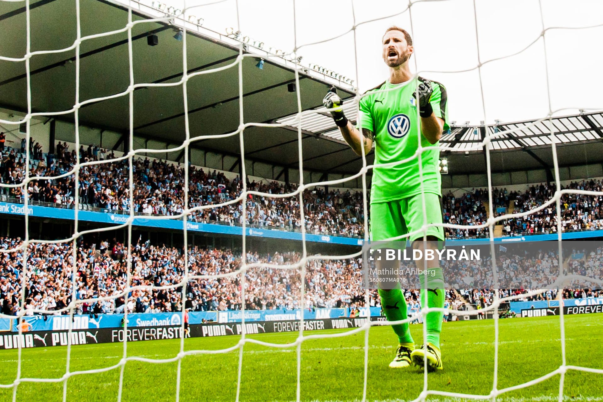 Malmö FFs målvakt Johan Wiland jublar mot publiken