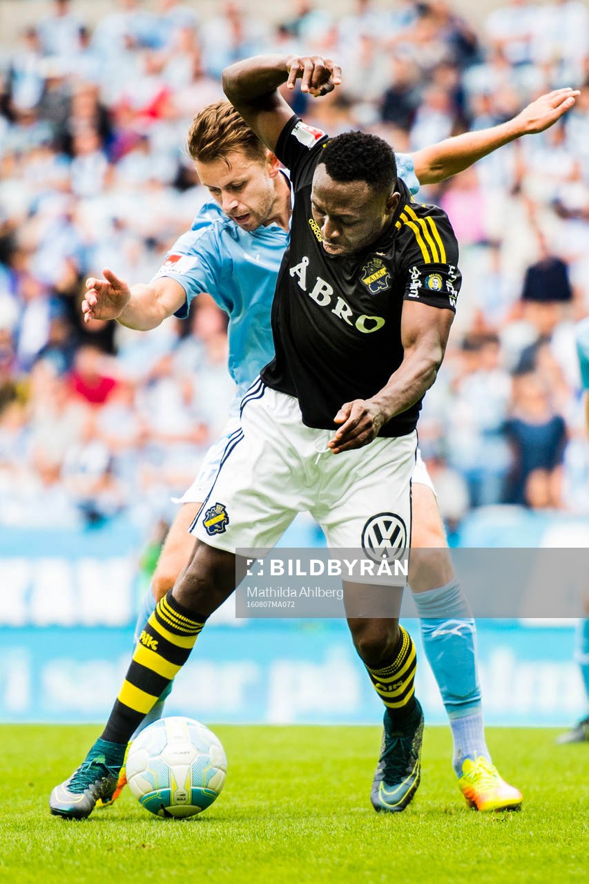 s Chinedu Ogbuke Obasi och Malmö FFs Kari Arnason i duell