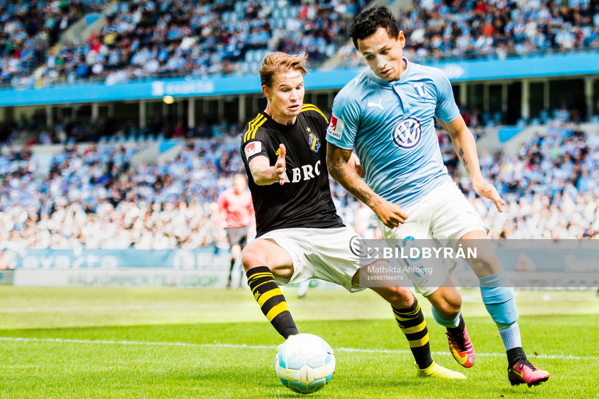 s Johan Blomberg och Malmö FFs Yoshimar Yotún i närkamp