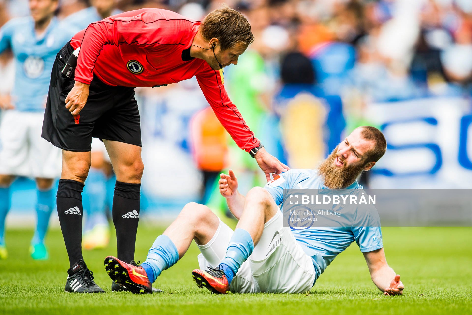 Domaren Markus Strömbergsson i dikussion med Malmö FFs Jo Inge Berget under fotbollsmatchen i Allsvenskan mellan Malmö FF och AIK den 7 augusti 2016 i Malmö.