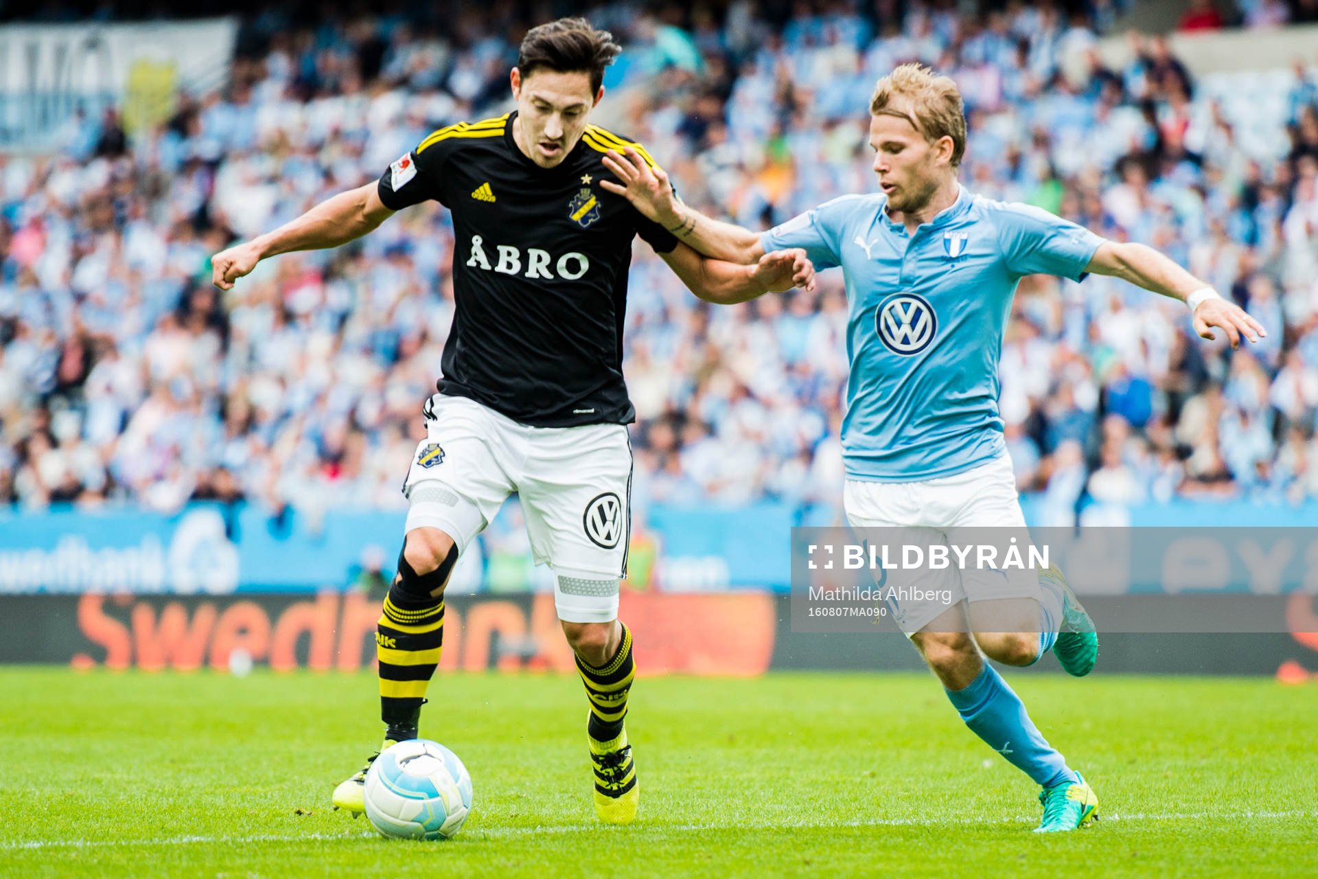 s Stefan Ishizaki och Malmö FFs Oscar Lewicki i duell om