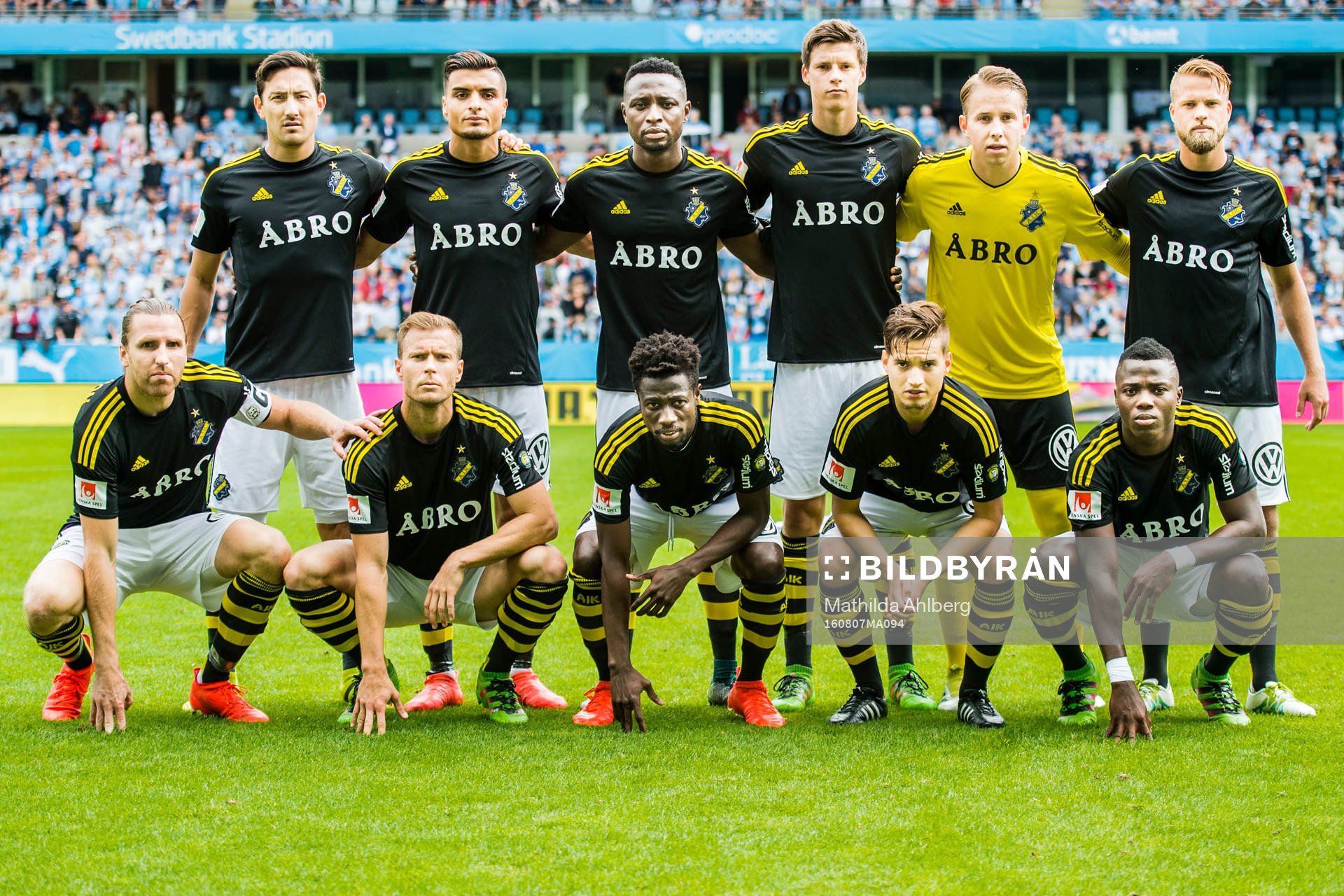 s spelare ställer upp på gruppbild