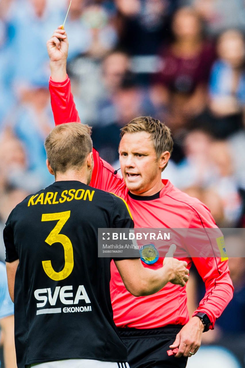 AIK:s Per Karlsson (ryggen åt kameran) i diskussion med domaren Markus Strömbergsson under fotbollsmatchen i Allsvenskan mellan Malmö FF och AIK den 7 augusti 2016 i Malmö.