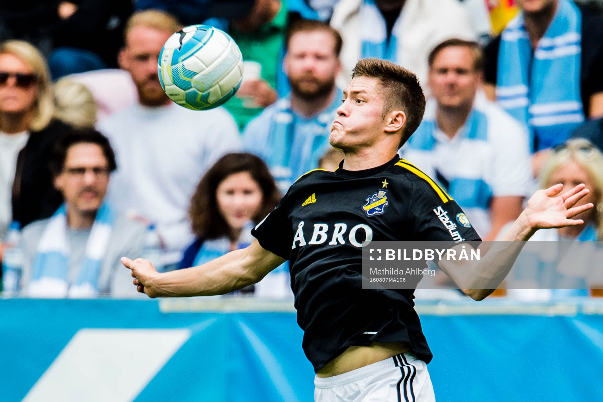 s Haukur Heidar Hauksson plockar ner bollen på bröstet