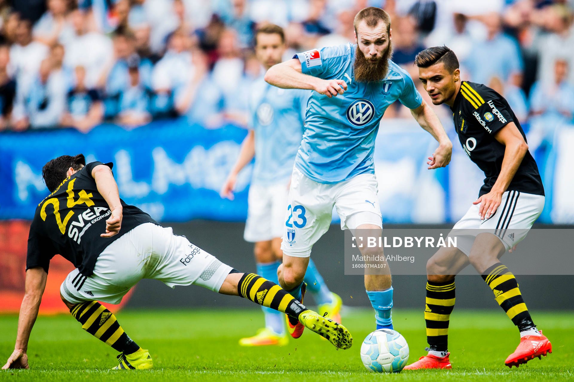 s Stefan Ishizaki (v) och Ahmed Yasin (h) försöker stoppa