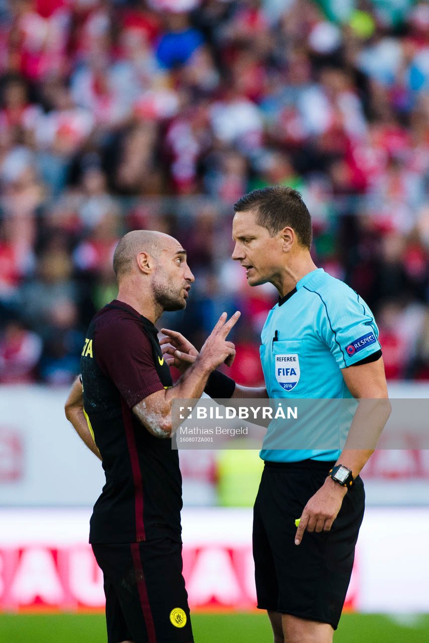 Manchester Citys Pablo Zabaleta diskuterar med domare Martin Strömbergsson under en träningsmatch i fotboll mellan Arsenal och Manchester City den 7 augusti 2016 i Göteborg.