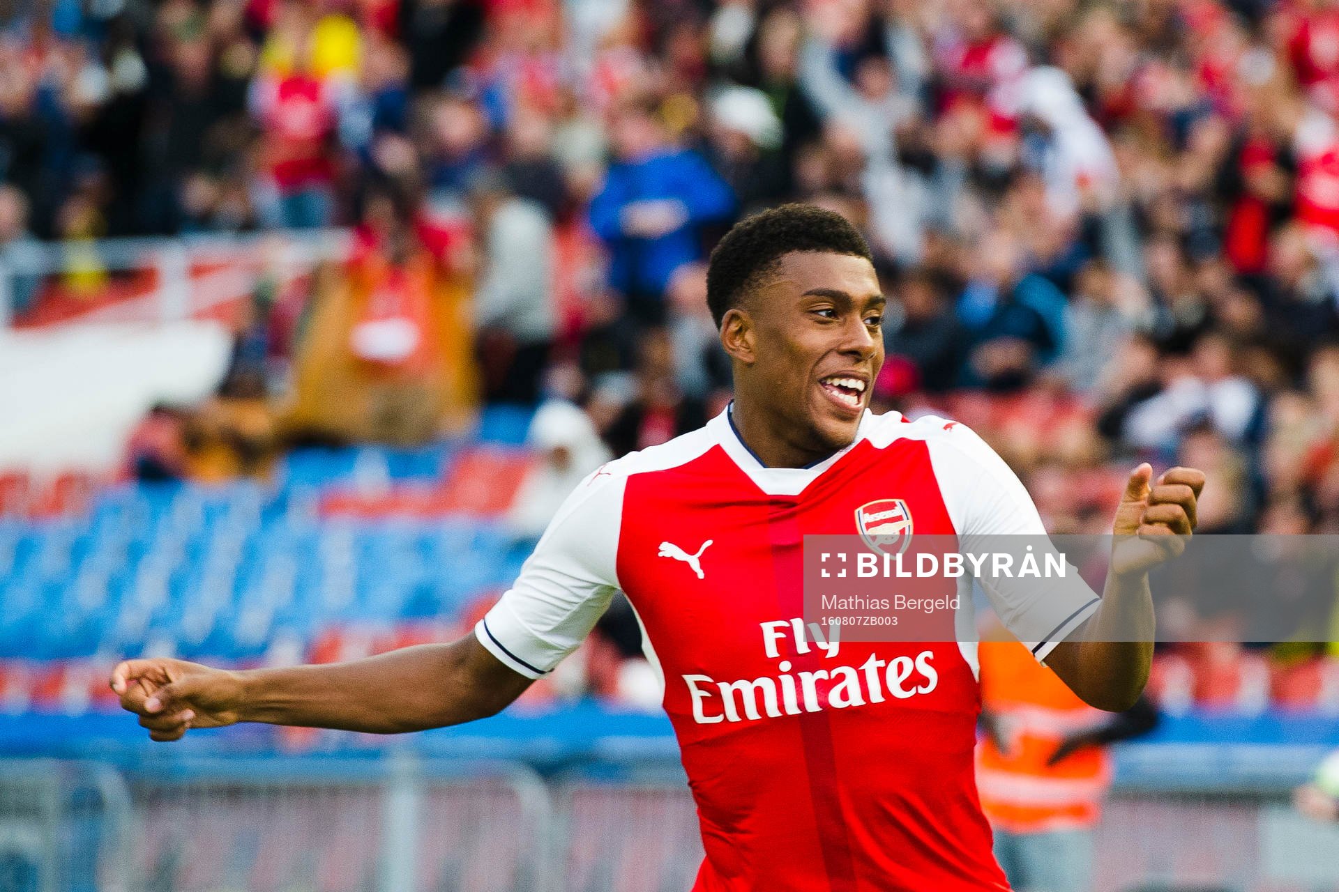 Arsenals Alex Iwobi jublar efter att ha gjort 1-1-målet under en träningsmatch i fotboll mellan Arsenal och Manchester City den 7 augusti 2016 i Göteborg.