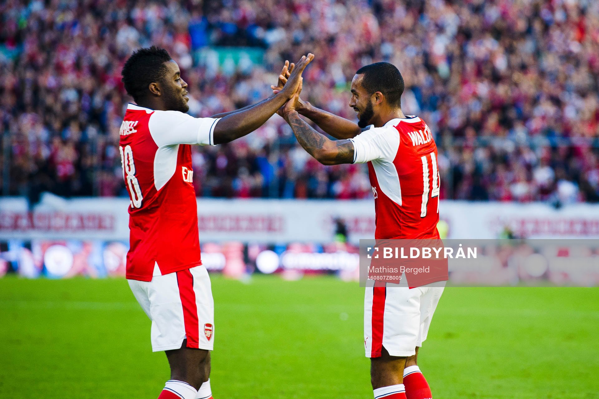 Arsenals Joel Campbell jublar med målskytten till 3-1 Theo Walcott under en träningsmatch i fotboll mellan Arsenal och Manchester City den 7 augusti 2016 i Göteborg.