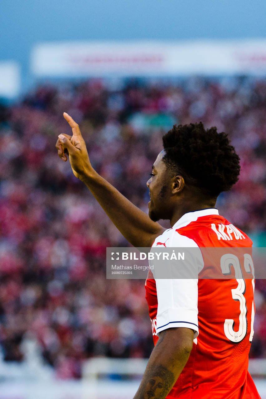 Arsenals Chuba Akpom har gjort 2-1-målet och jublar under en träningsmatch i fotboll mellan Arsenal och Manchester City den 7 augusti 2016 i Göteborg.