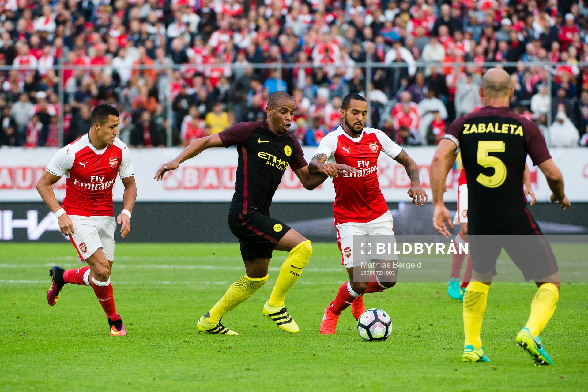 Manchester Citys Fernando Reges och Arsenals Theo Walcott