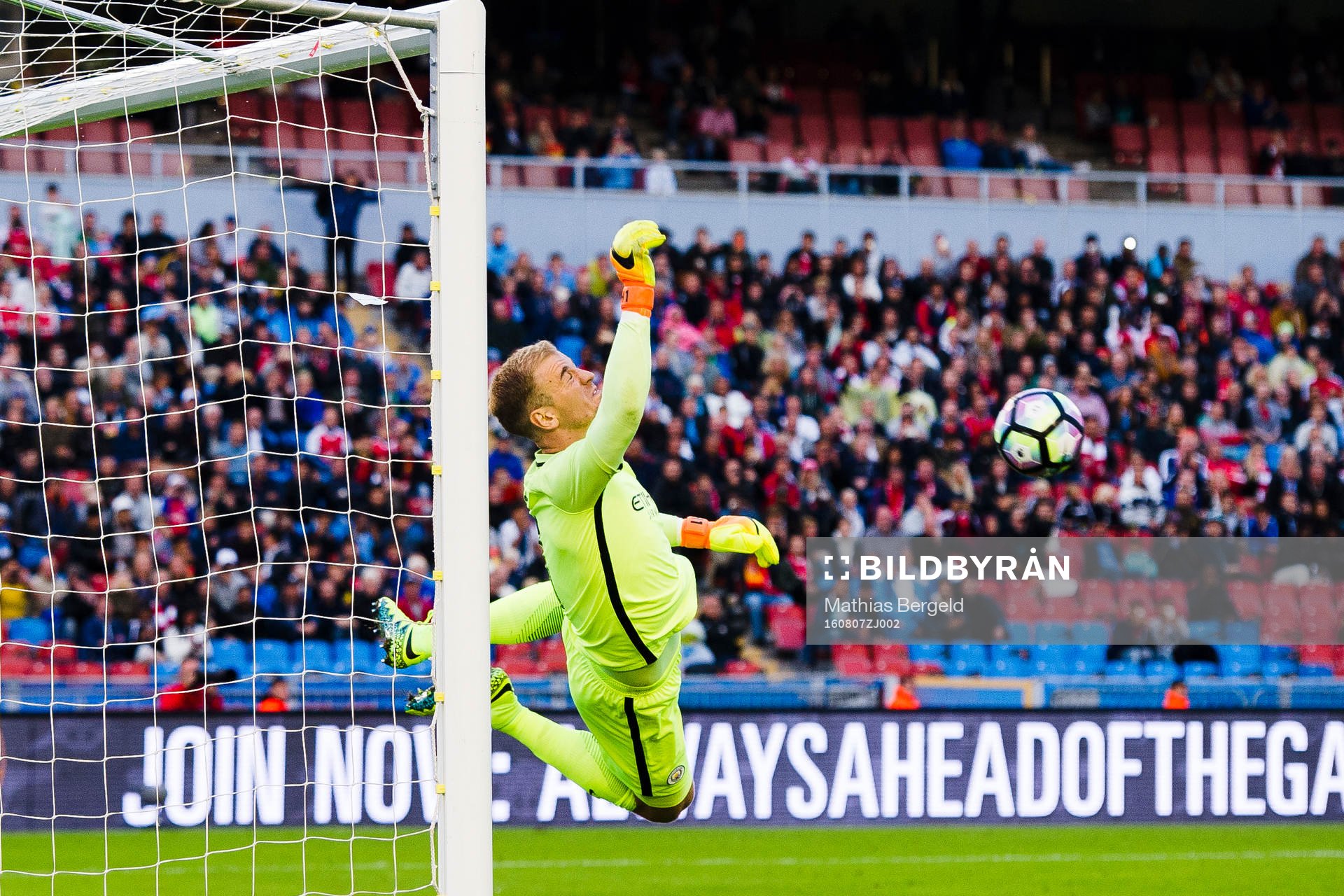 Manchester Citys målvakt Joe Hart räddar en frispark