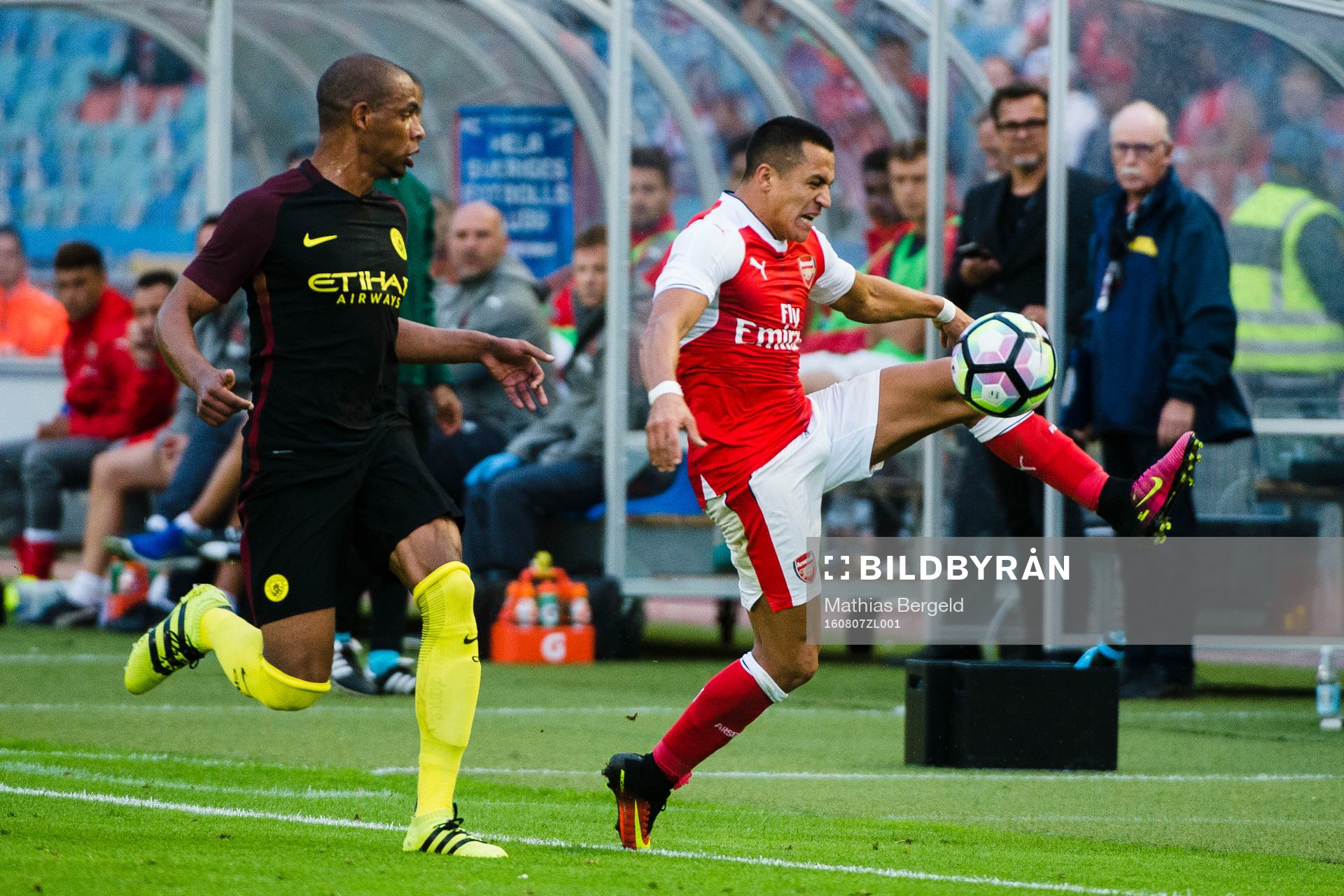 Manchester Citys Fernando Reges och Arsenals Alexis Sanchez