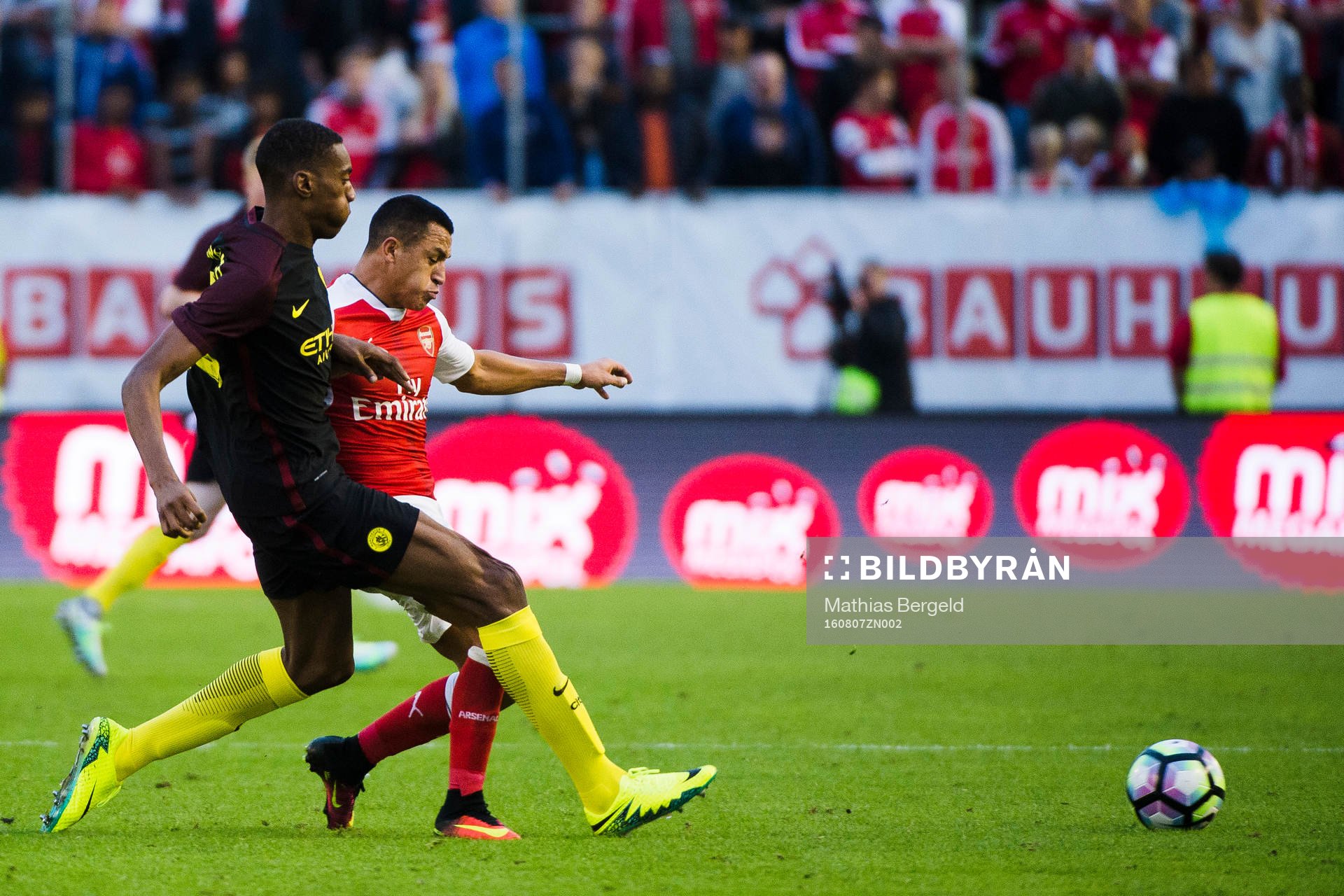 Manchester Citys Tosin Adarabioyo och Arsenals Alexis