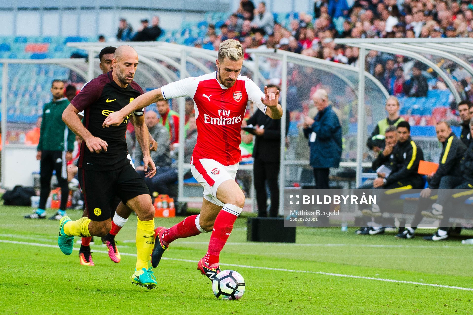 Manchester Citys Pablo Zabaleta jagar Arsenals Aaron Ramsey under en träningsmatch i fotboll mellan Arsenal och Manchester City den 7 augusti 2016 i Göteborg.