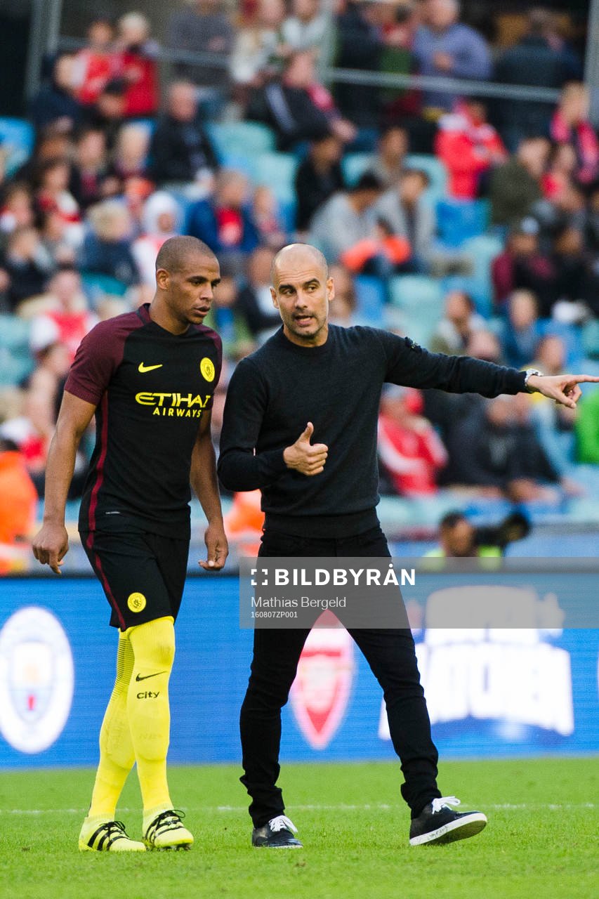 Manchester Citys Fernando Reges diskuterar med  tränare