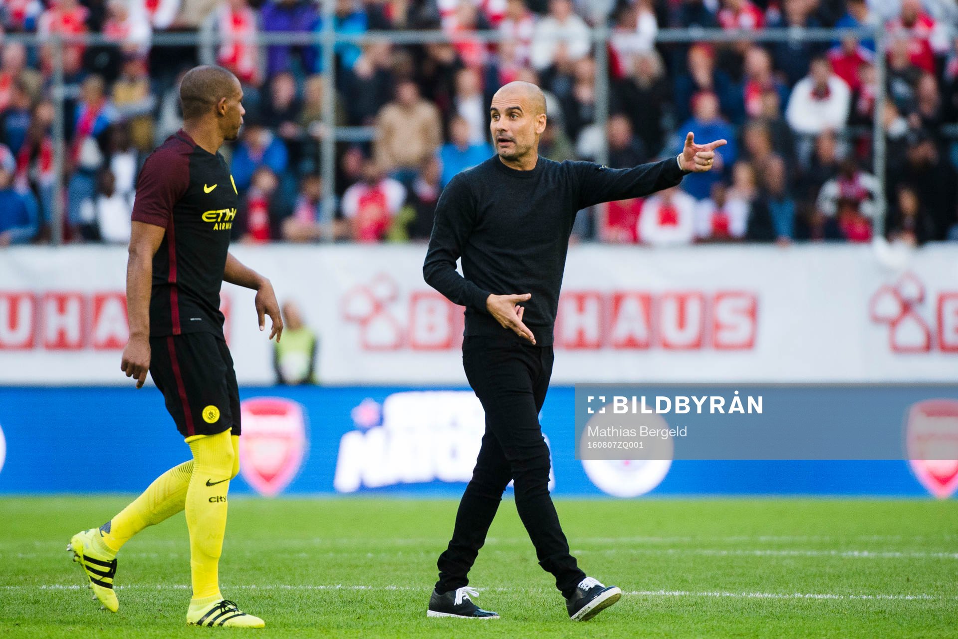 Manchester Citys Fernando Reges diskuterar med  tränare