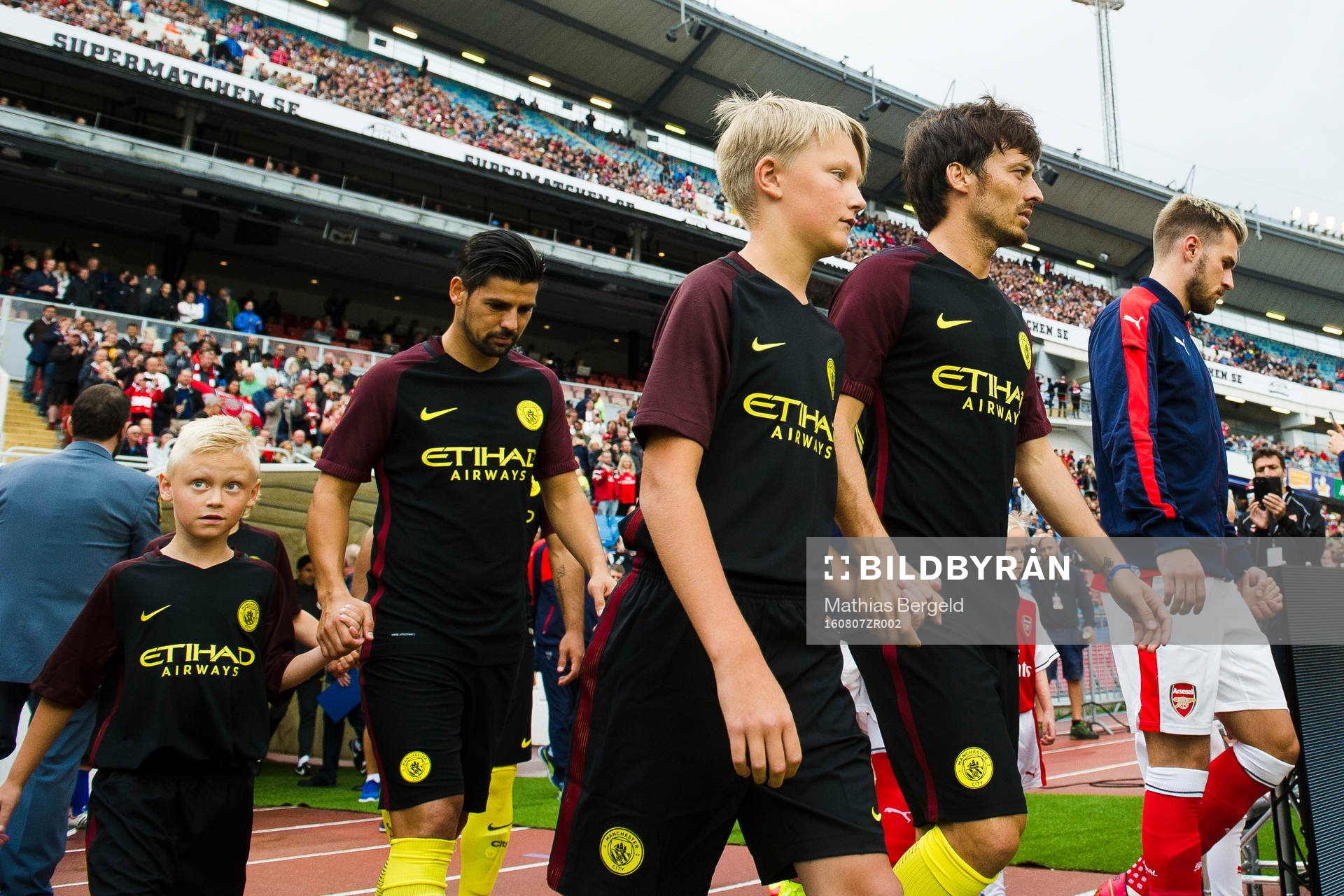Manchester Citys David Silva går in på plan