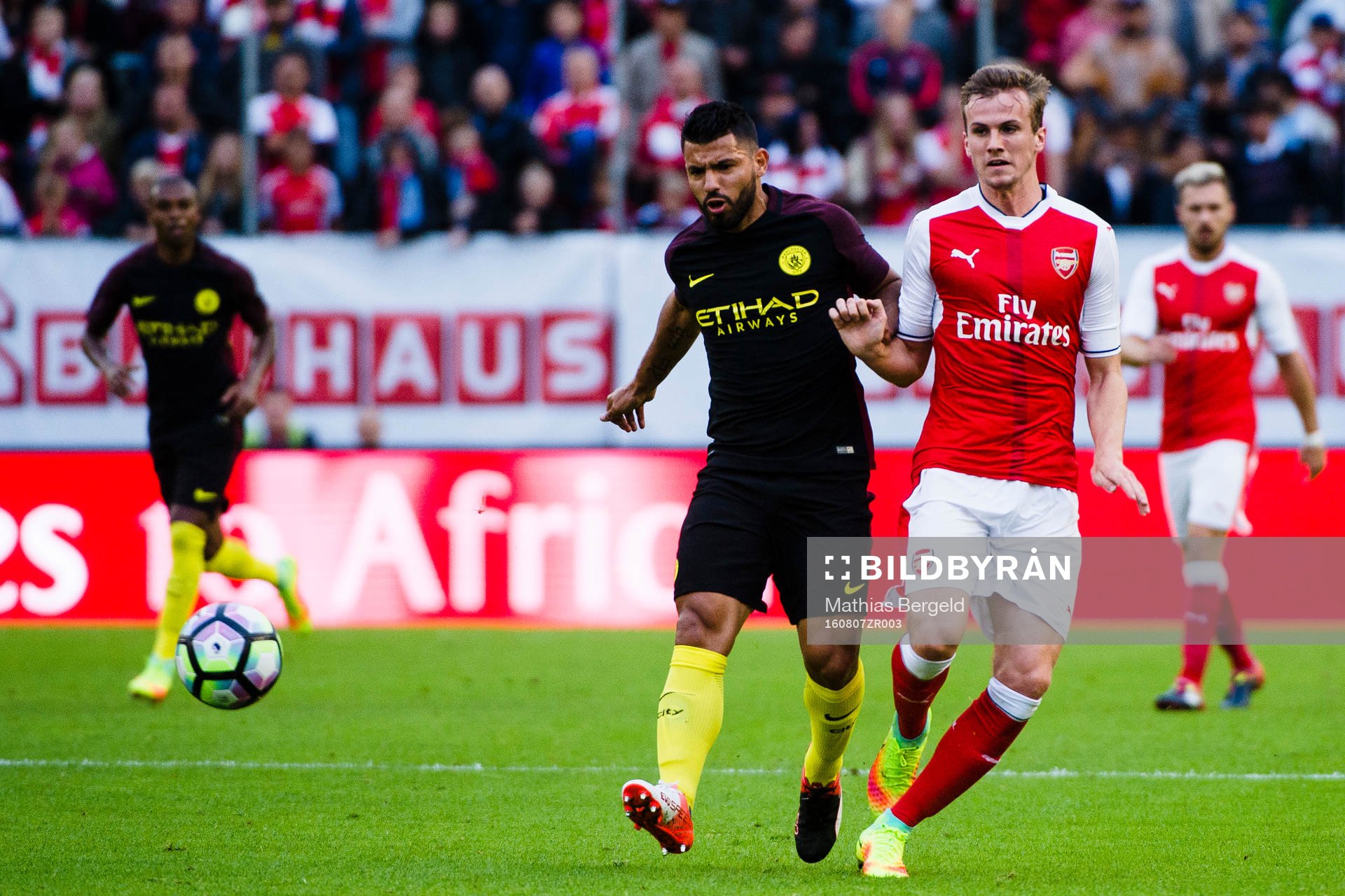 Manchester Citys Sergio Aguero och Arsenals Rob Holding