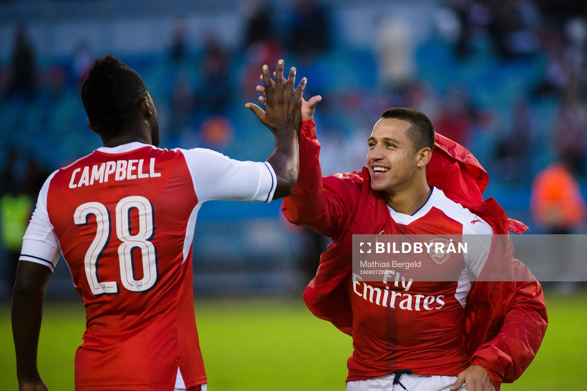 Arsenals Joel Campbell jublar med Alexis Sanchez