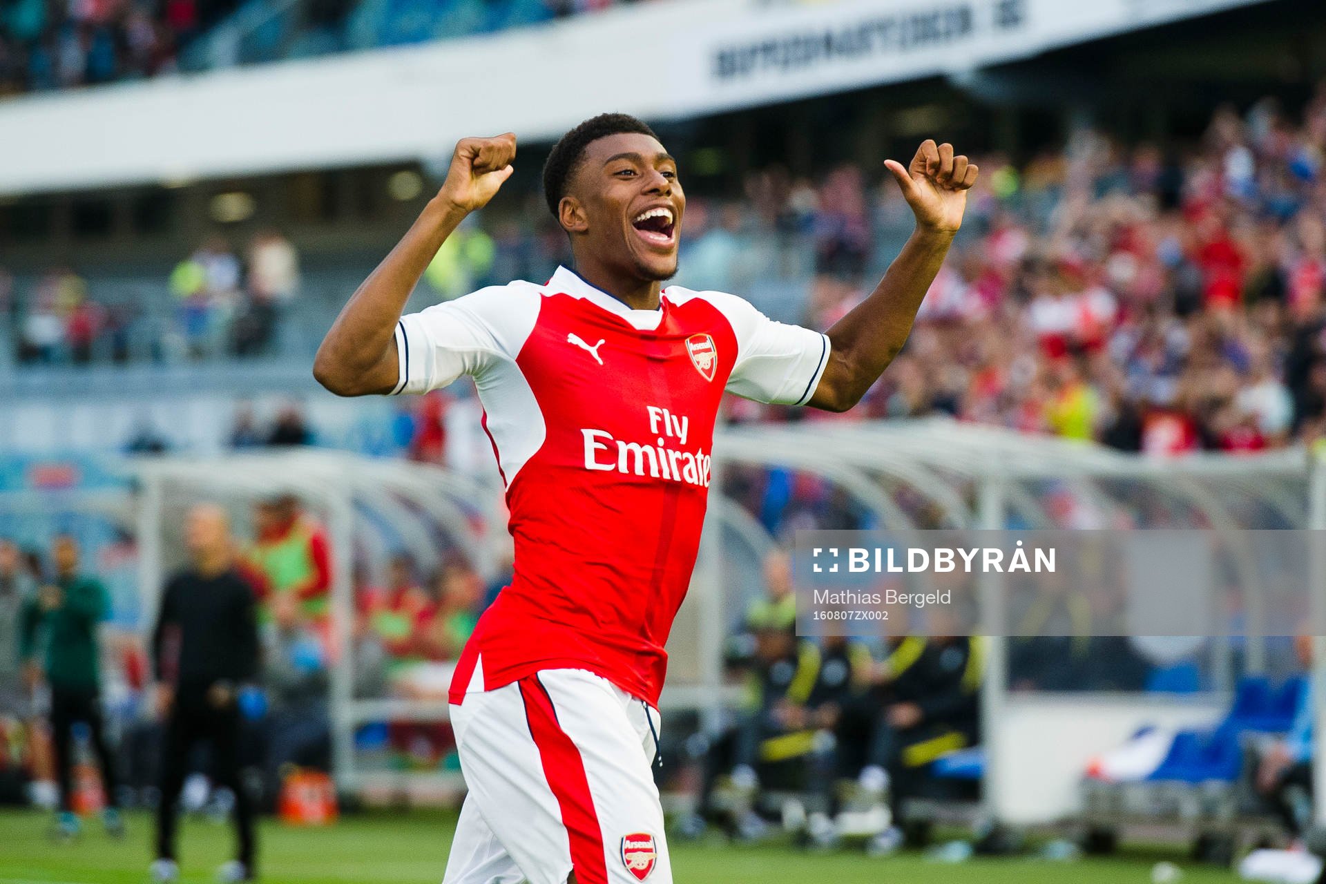Arsenals Alex Iwobi jublar efter att ha gjort 1-1-målet under en träningsmatch i fotboll mellan Arsenal och Manchester City den 7 augusti 2016 i Göteborg.