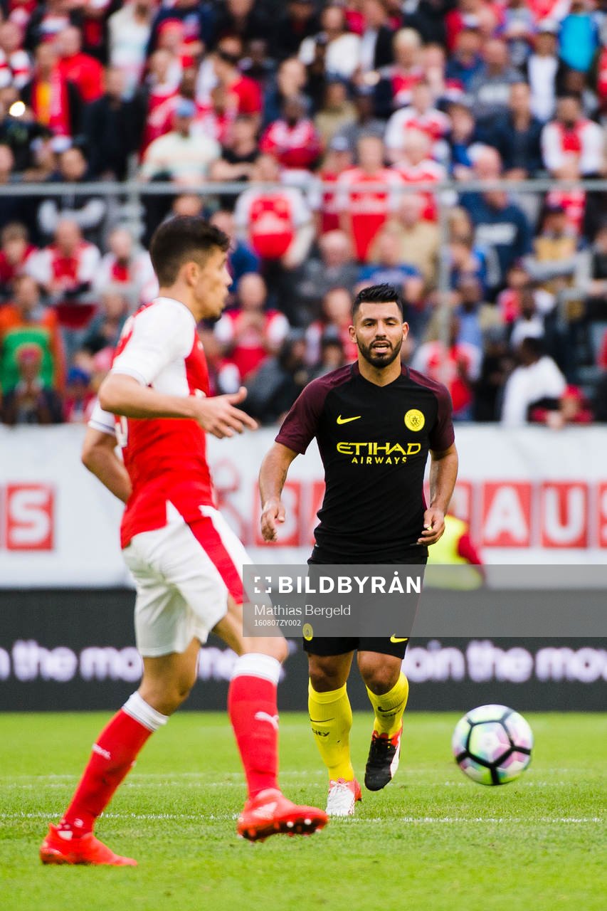 Arsenals Gabriel med bollen och Manchester Citys Sergio