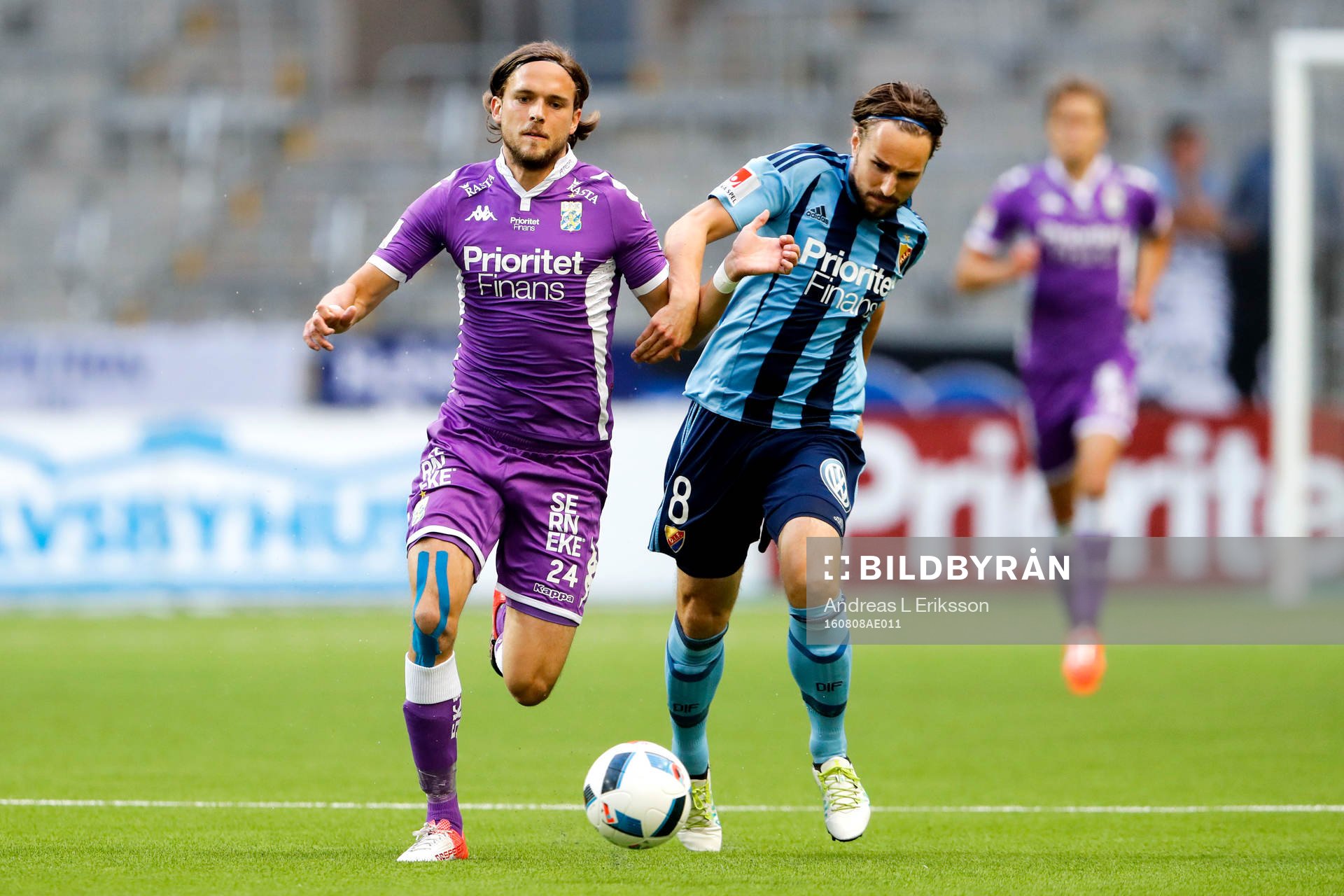 IFK Göteborgs Tom Pettersson och Djurgårdens Kevin Walker under fotbollsmatchen i Allsvenskan mellan Djurgården och IFK Göteborg den 8 augusti 2016 i Stockholm.