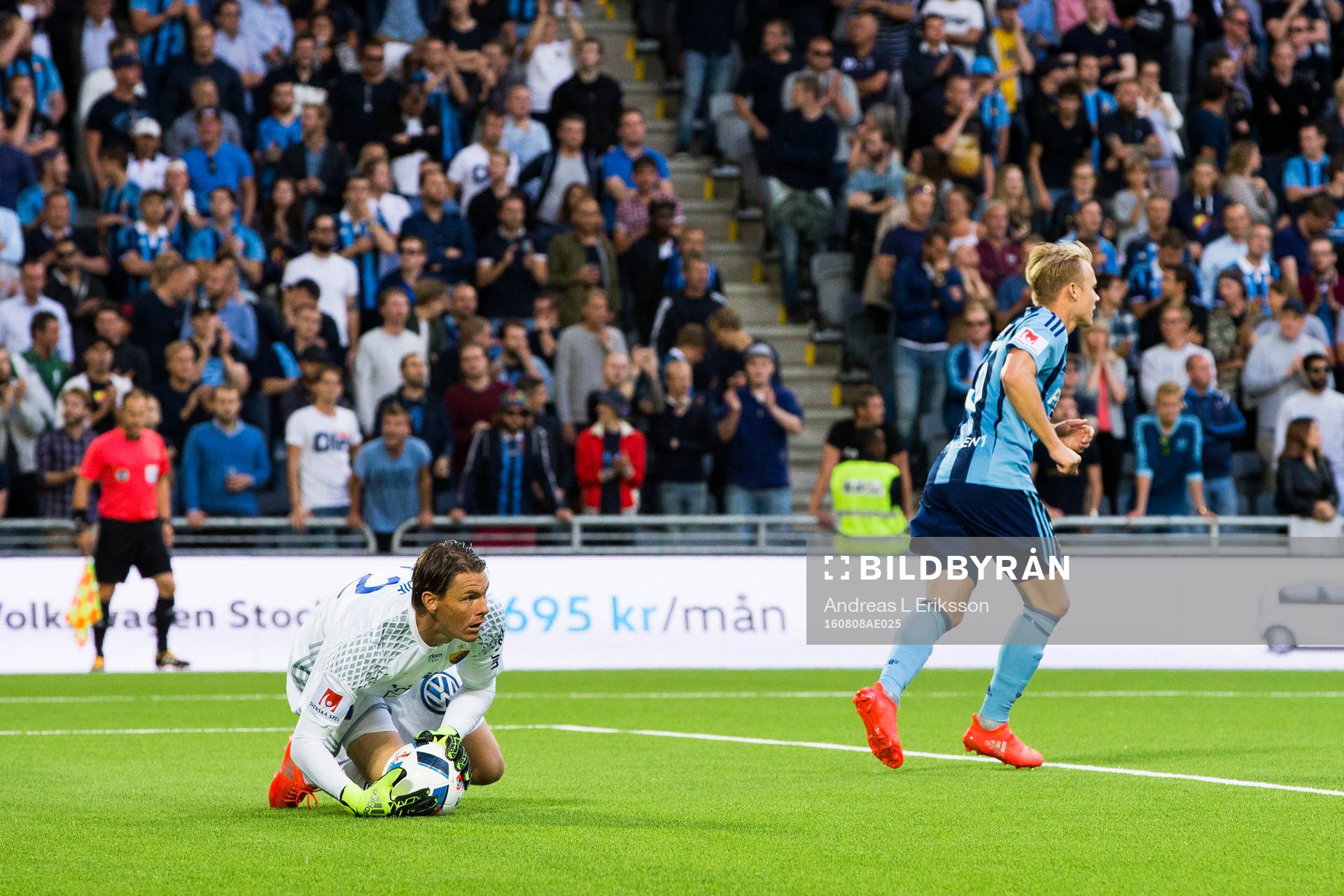 Djurgårdens målvakt Kenneth Høie med bollen