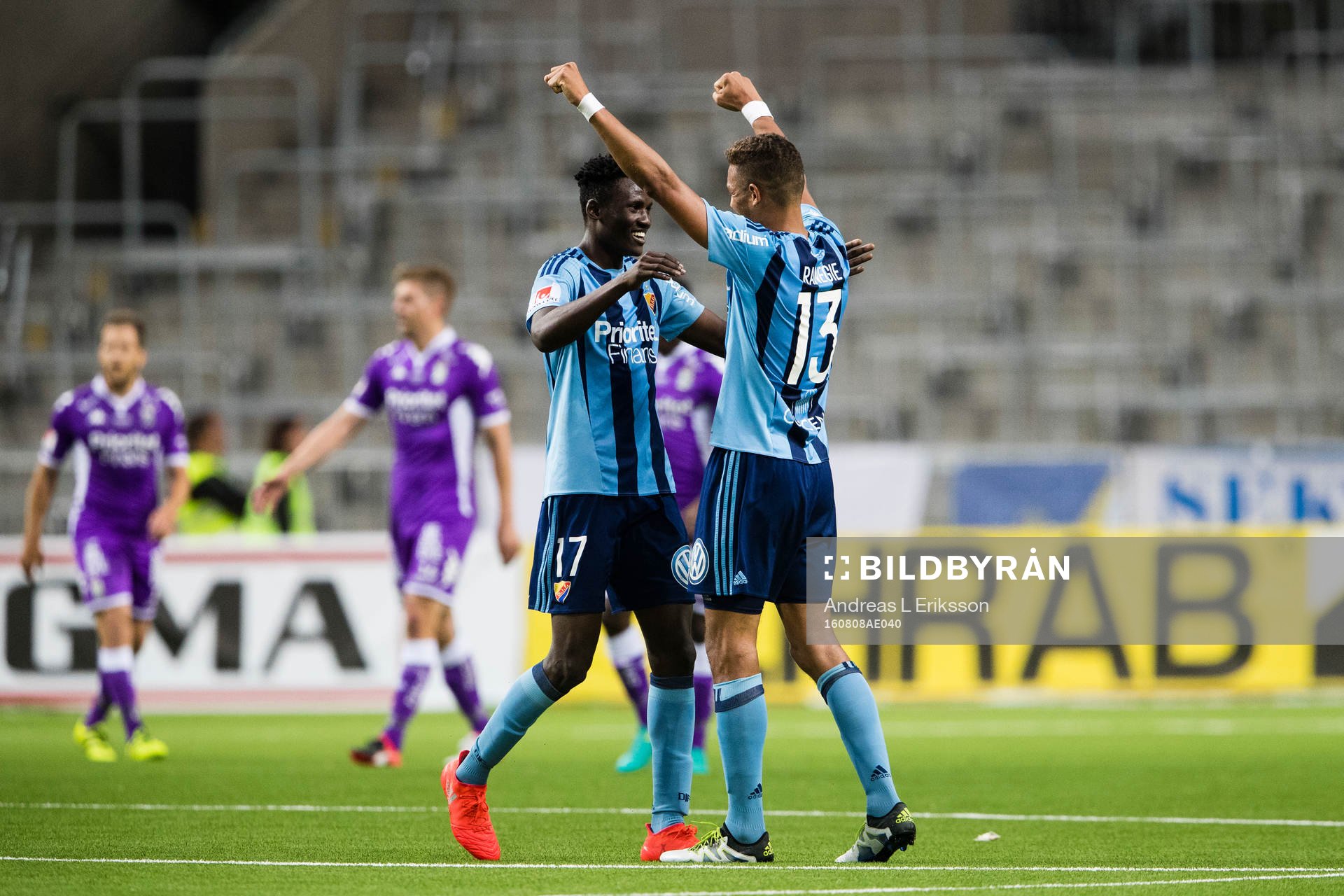 Michael Olunga och Mathias Ranegie jublar