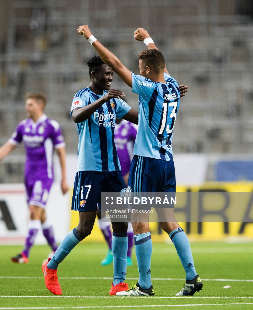 Michael Olunga och Mathias Ranegie jublar