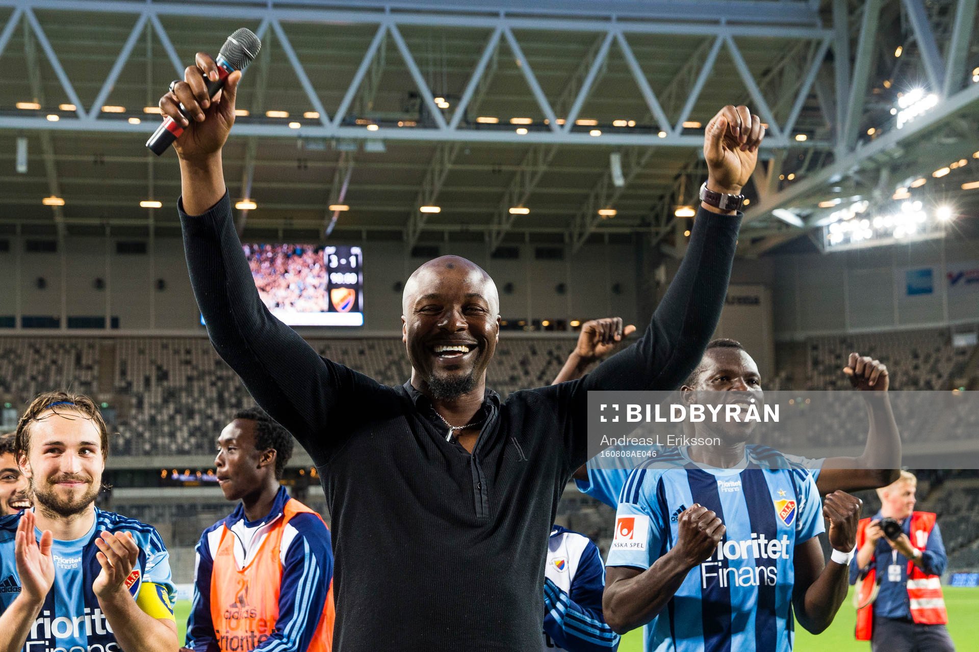 Djurgårdens tidigare målvakt Pa Dembo Touray jublar efter fotbollsmatchen i Allsvenskan mellan Djurgården och IFK Göteborg den 8 augusti 2016 i Stockholm.