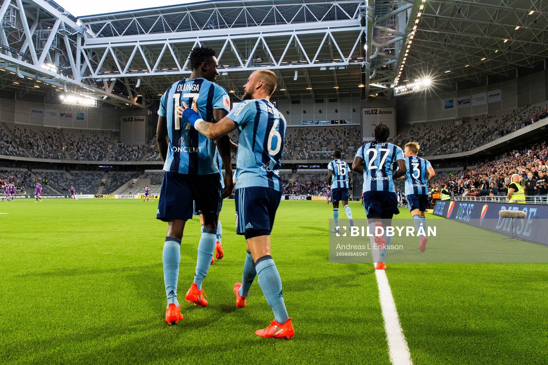 Djurgårdens Michael Olunga gratuleras av Alexander