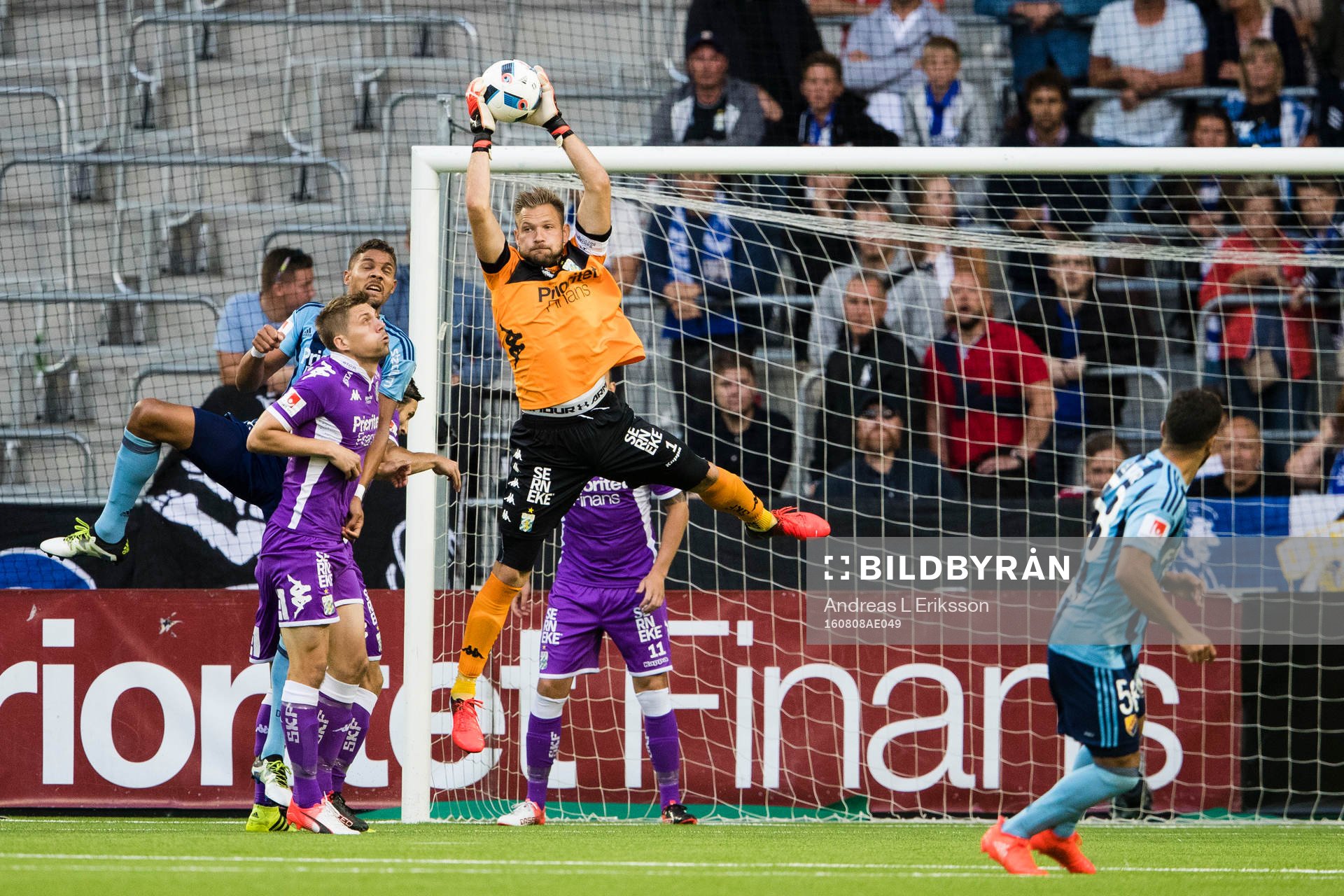 IFK Göteborgs målvakt John Alvbåge tar ner bollen