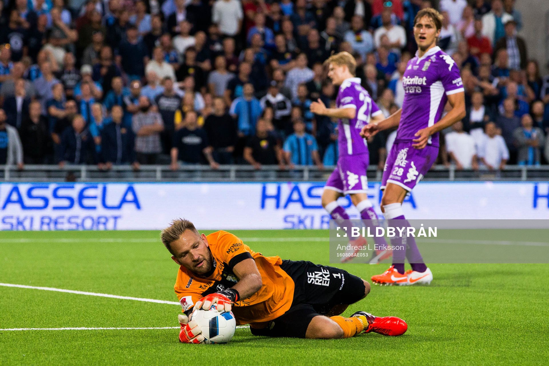 IFK Göteborgs målvakt John Alvbåge tar hand om bollen